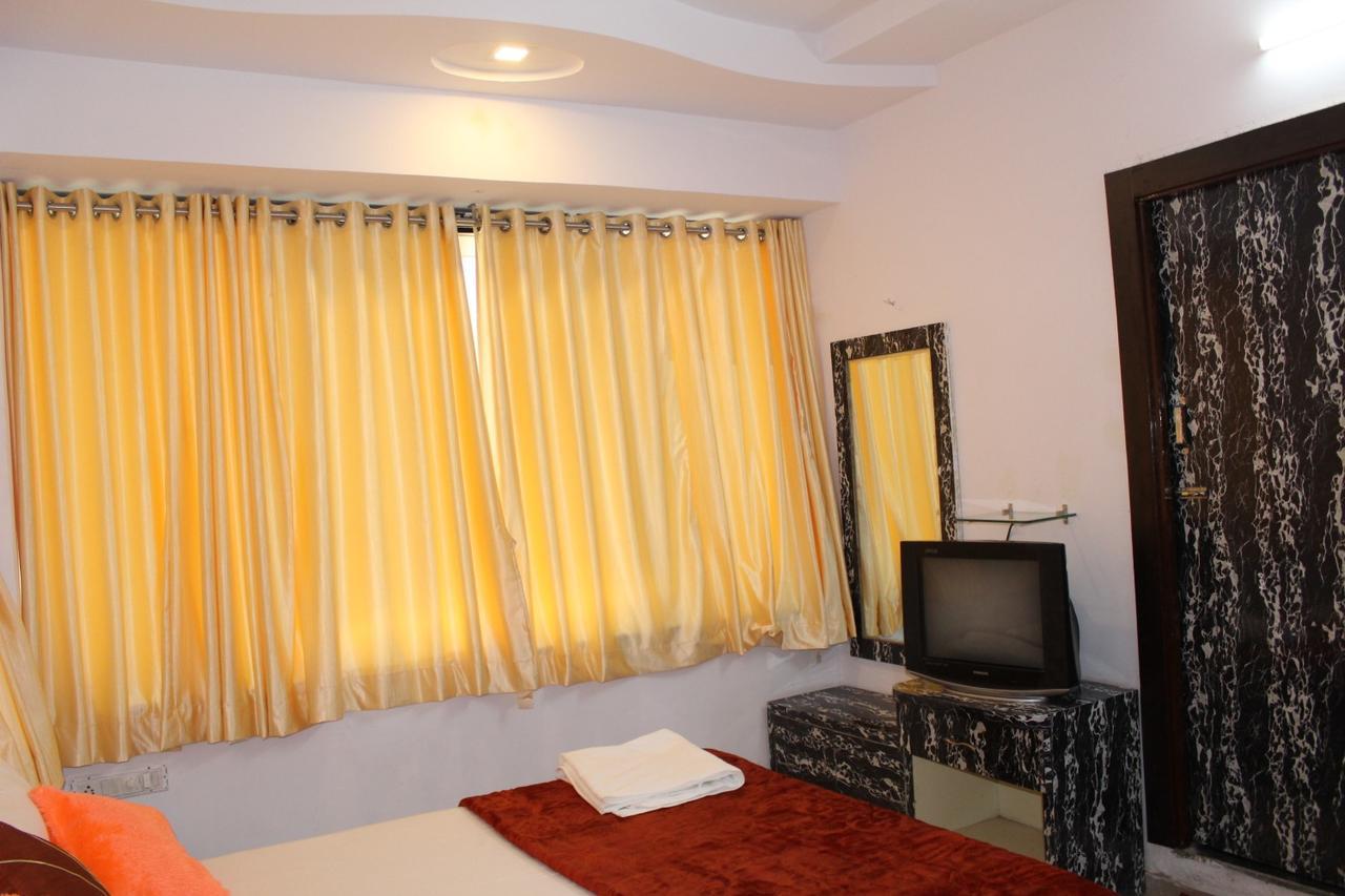 Hotel Kum Kum Adalaj 外观 照片