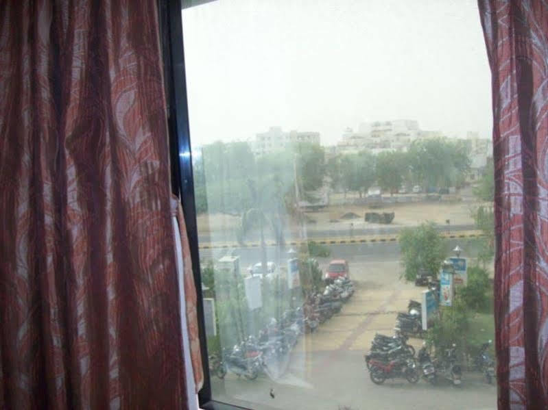Hotel Kum Kum Adalaj 外观 照片