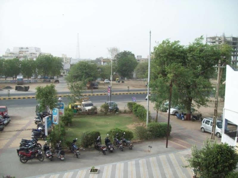 Hotel Kum Kum Adalaj 外观 照片