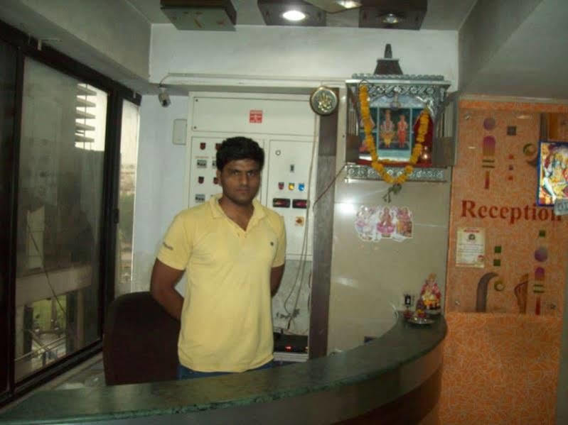 Hotel Kum Kum Adalaj 外观 照片